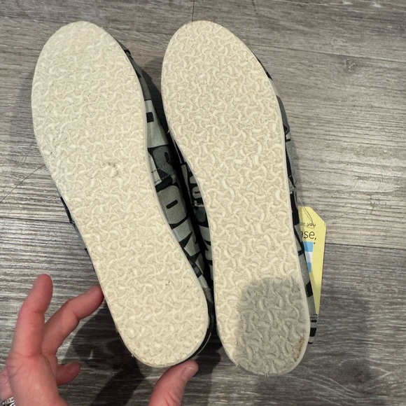 New in box - TOMS Love Black and White sneakers - Picture 7 of 10